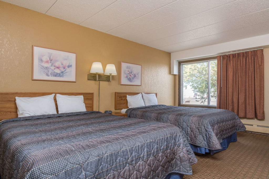 Super 8 by Wyndham Owatonna