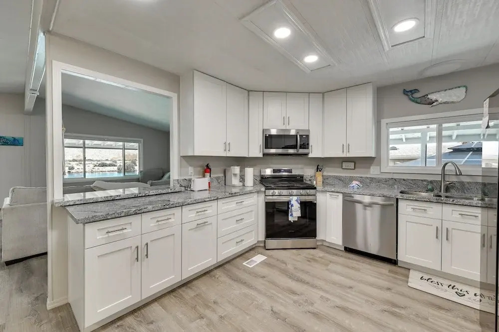 Colorado River Views: Waterfront Bullhead Home