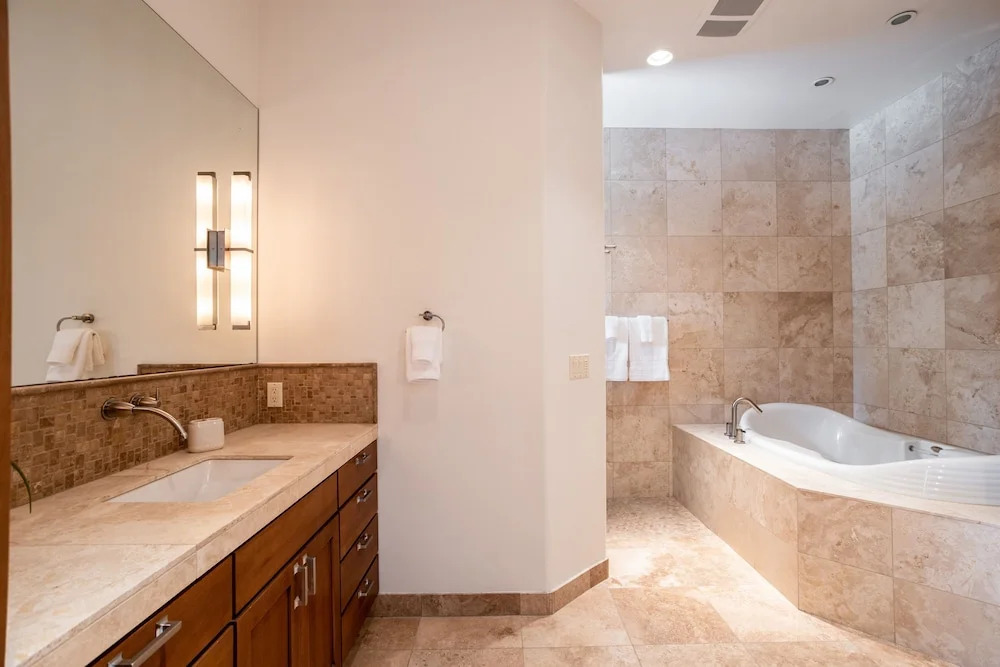 Upscale W/ Pool, Chefs Kitchen & Stables 6 Bedroom Home