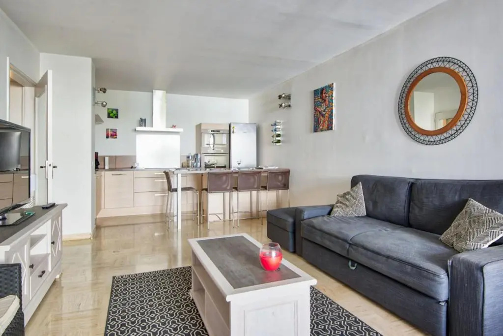 1br w AC and terrace in the heart of Toulon near train station Welkeys
