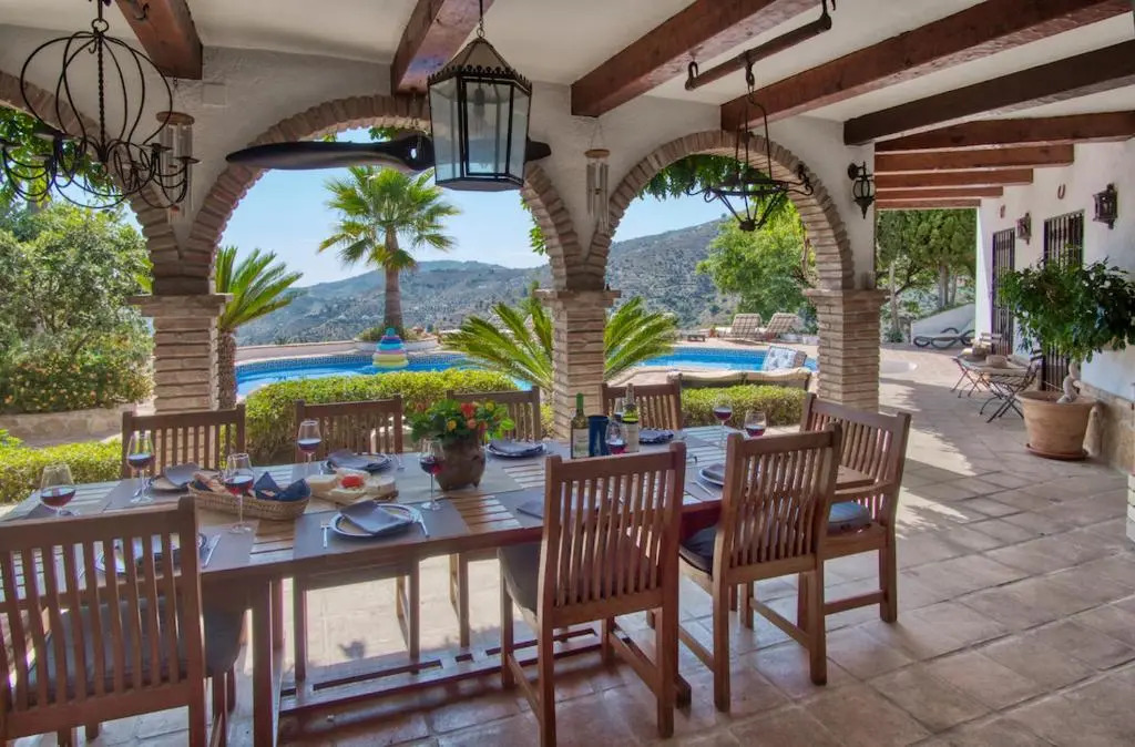 Luxury 4-bedroom villa, private pool and outhouse