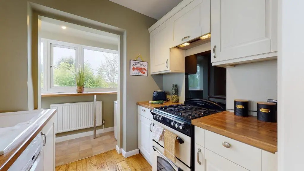 Contemporary 2 Bed Apartment With Private Garden