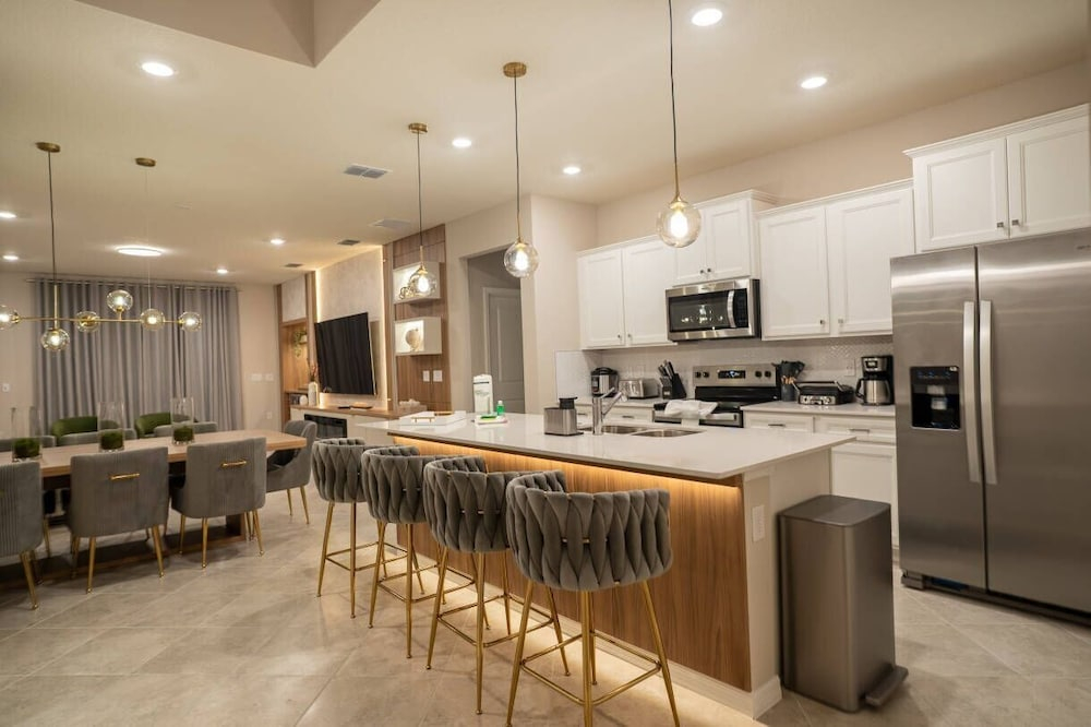 7BR Windsor Cay Home for 20 Guests
