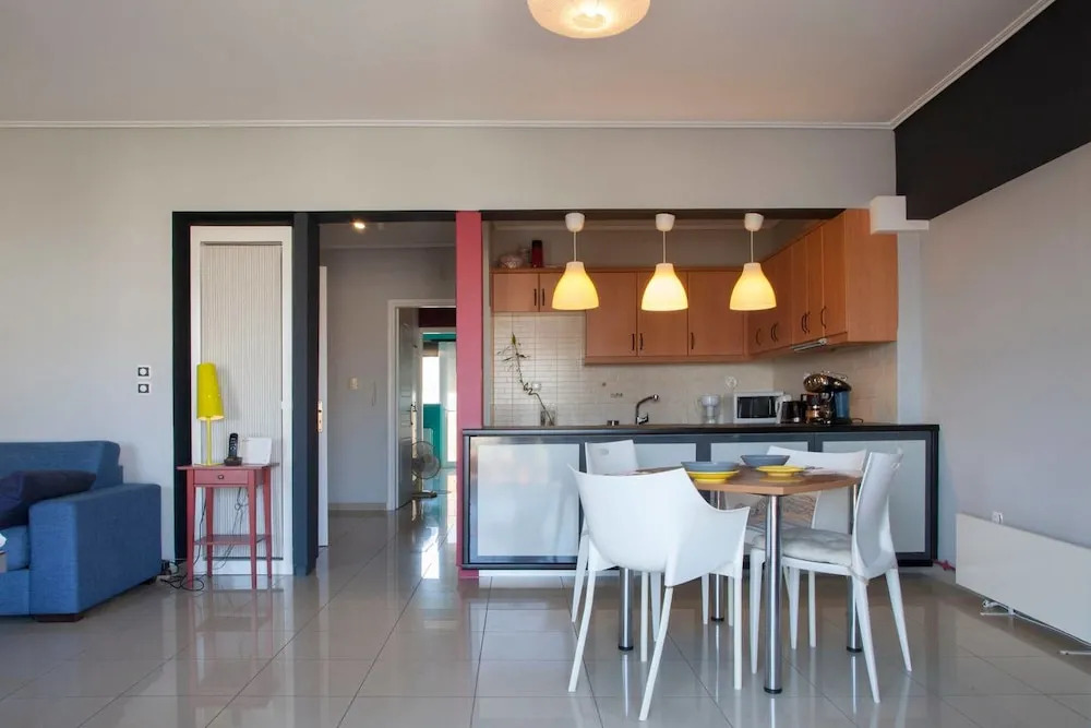 Bright Central Apt in Athens