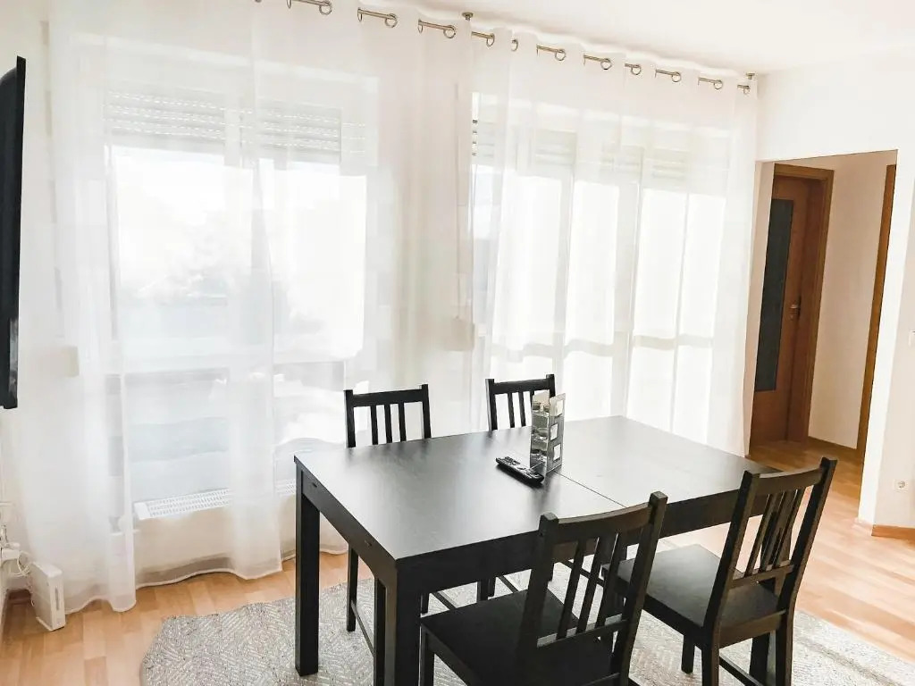 Schöne Wohnung, eigene Terrasse, privater Parkplatz, Wi-Fi, Waschmaschine, 3P