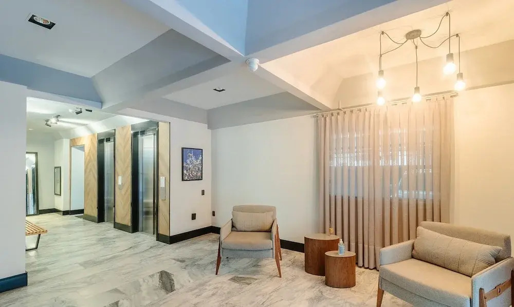Full 2-bed Apt 80m From the Beach in BC