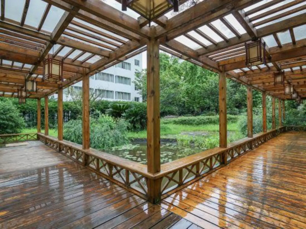 Longchang East Hotel