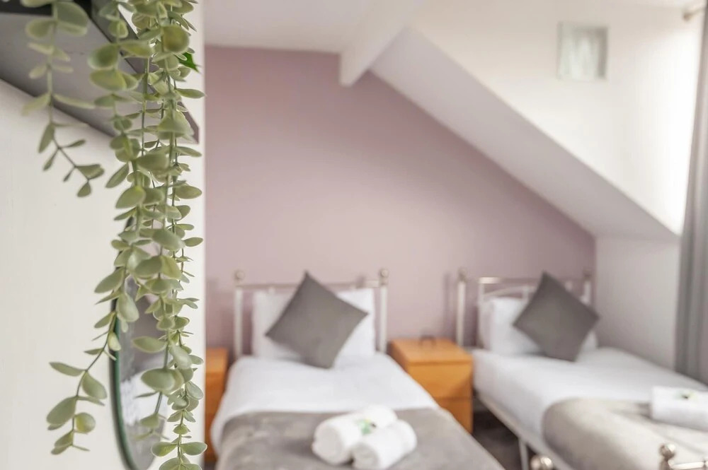 Leeds 4-bed House - Sleeps 9, Free Parking & Wifi