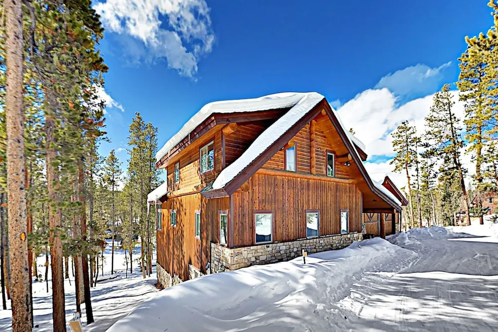 The Treehouse: 2 Living Areas & Private Hot Tub 4 Bedroom Home