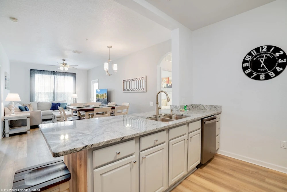 Spacious and Lovely 3BD Unit With Balcony, Close to the Convention Center #3vc309