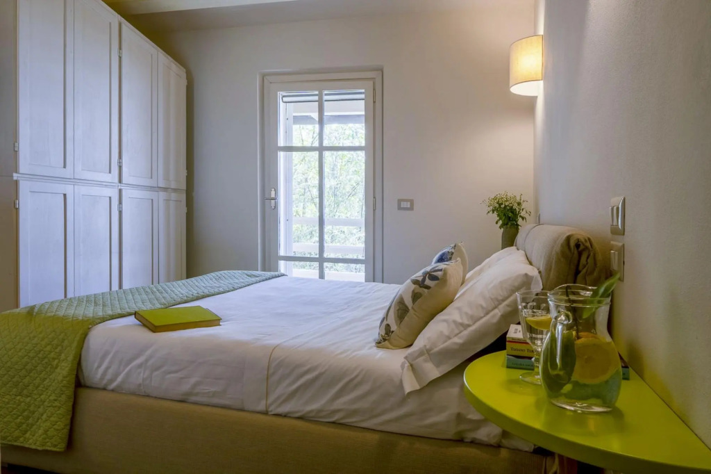 Bianca la Luna boasts a spectacular panoramic view of Lake Trasimeno, elegant interiors with light c-Bianca la Luna