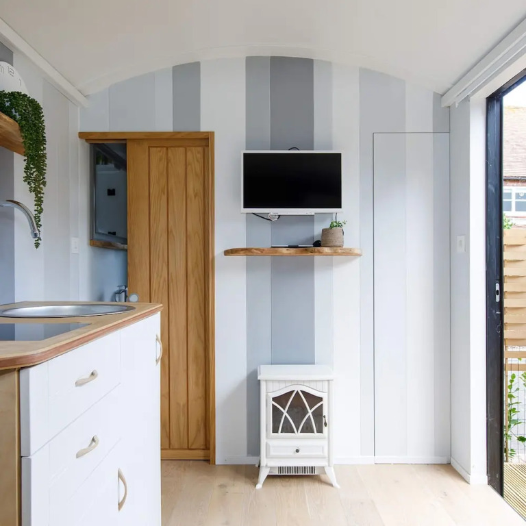 Gorgeous Shepherds Hut - Walk to Beach Pub