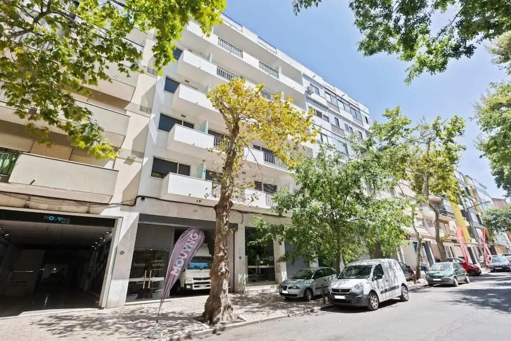 Spacious 1 Bed Apt w/Balcony, Sleeps 3