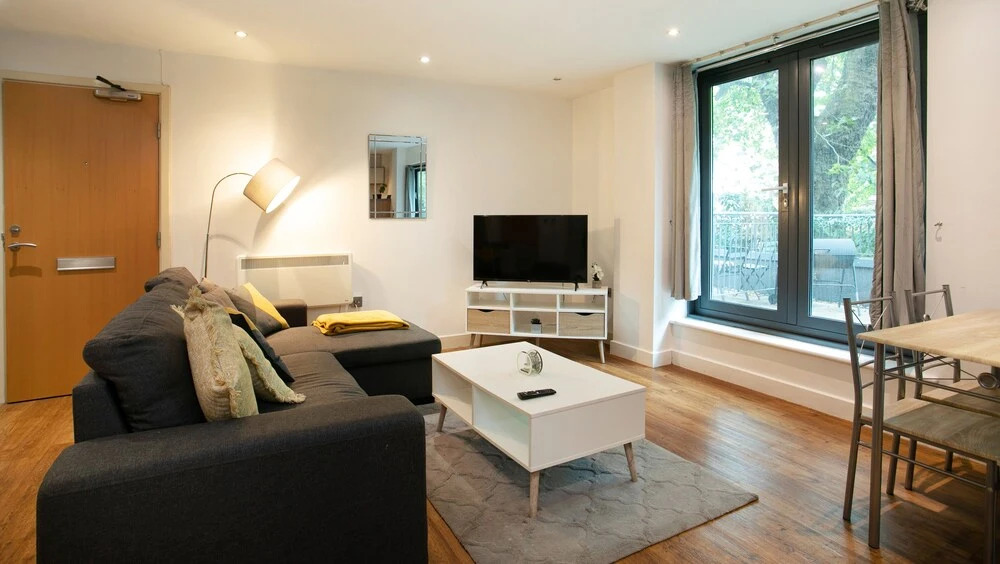 Spacious 2 Bed Parking Close To Centre