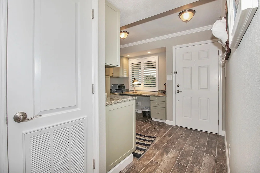 Land's End 402 Building 10 Beautiful Updates / Beachfront!