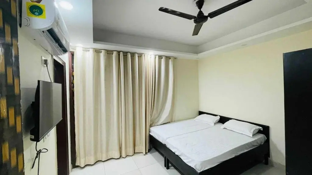 Oyo 92377 Rsk Crown Plaza
