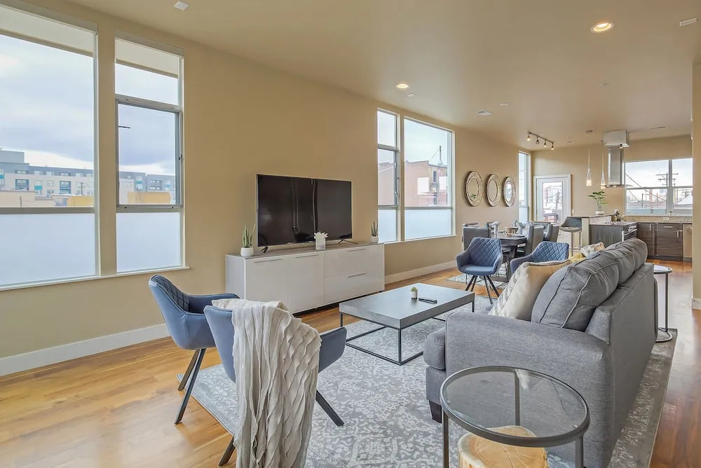 Swanky Downtown Loft! City Views! Sleeps 10!