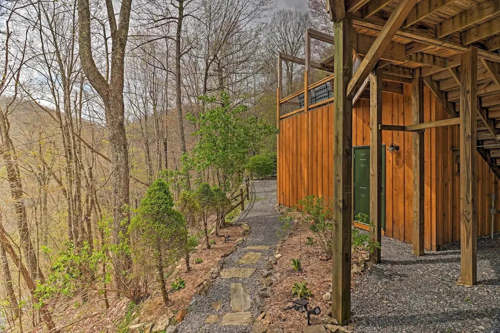 Serene 'mountain Mist' Retreat w/ Deck & Hot Tub!