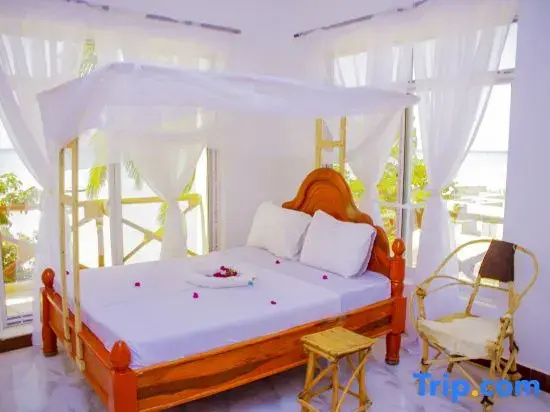 Room L: Room: s Beach Front Sea View 3Rdlat 2 Guests