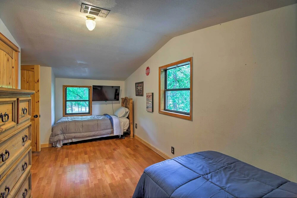 Cozy Broken Bow Cabin w/ Hot Tub - 1 Mi to Lake!