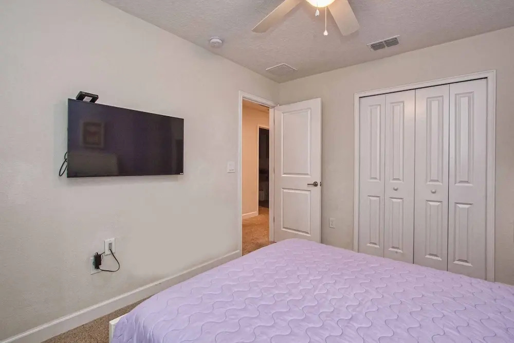 Spacious 6 Bed Home With Pool in Prime Storey Lake
