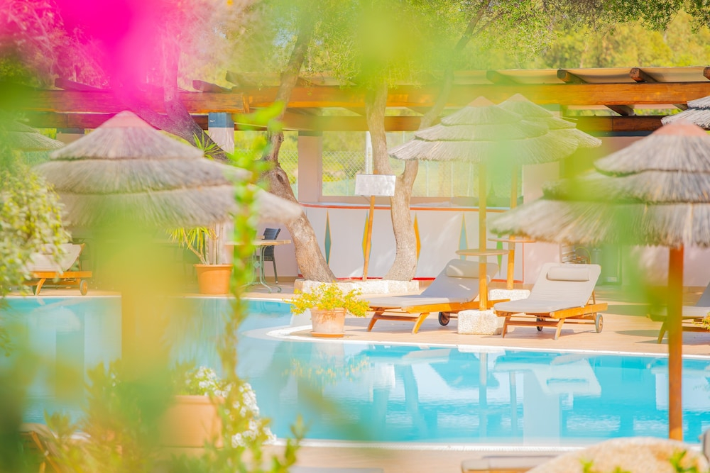 Hotel with swimming pool near Baja Sardinia