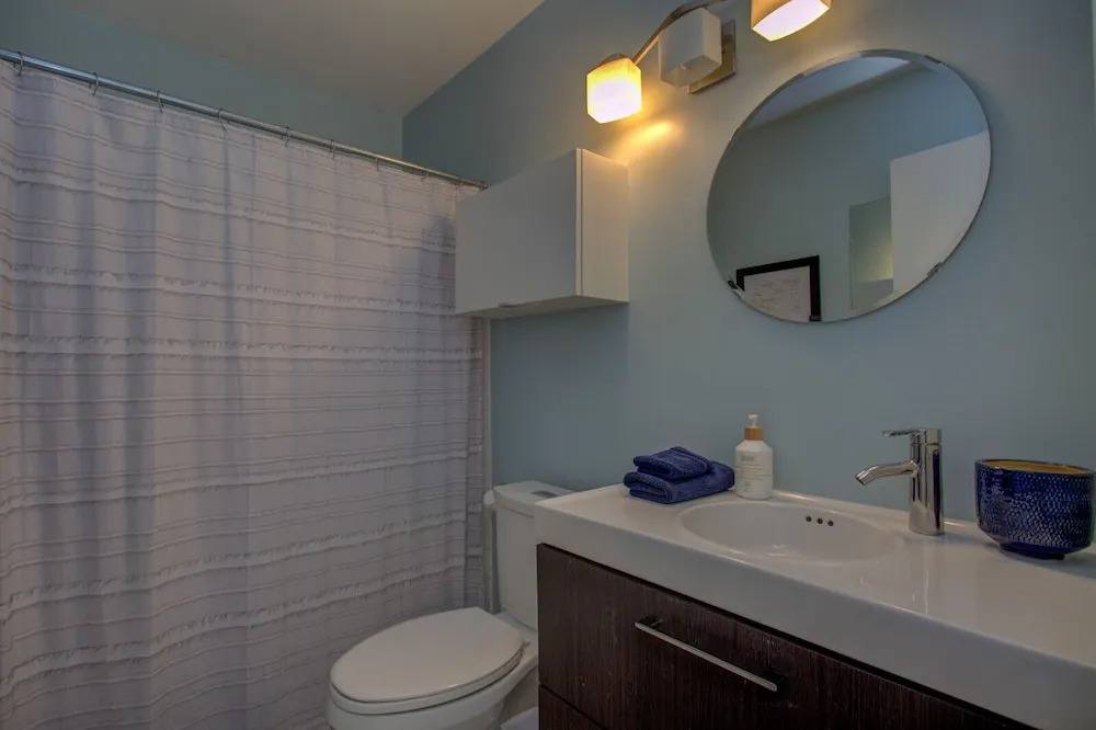 Bird Paradise: Serene Bayview Home in East Alameda 2 Bedrooms 2 Bathro
