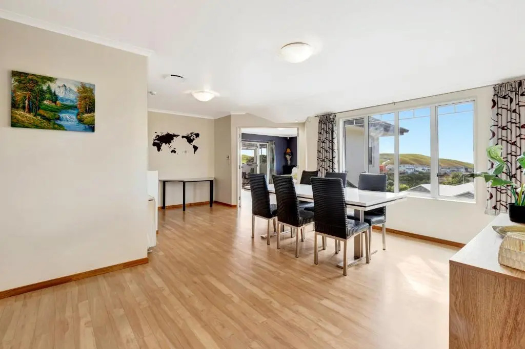 Cheerful 4 bedroom home with free parking.