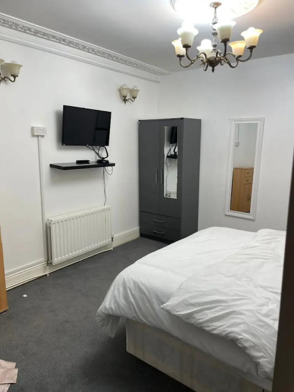 Charming 5-bed House in Mitcham
