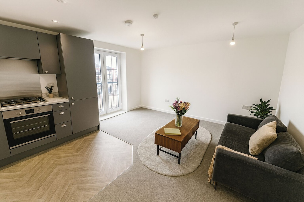 Near Stadium - Free Parking - Sleeps 4