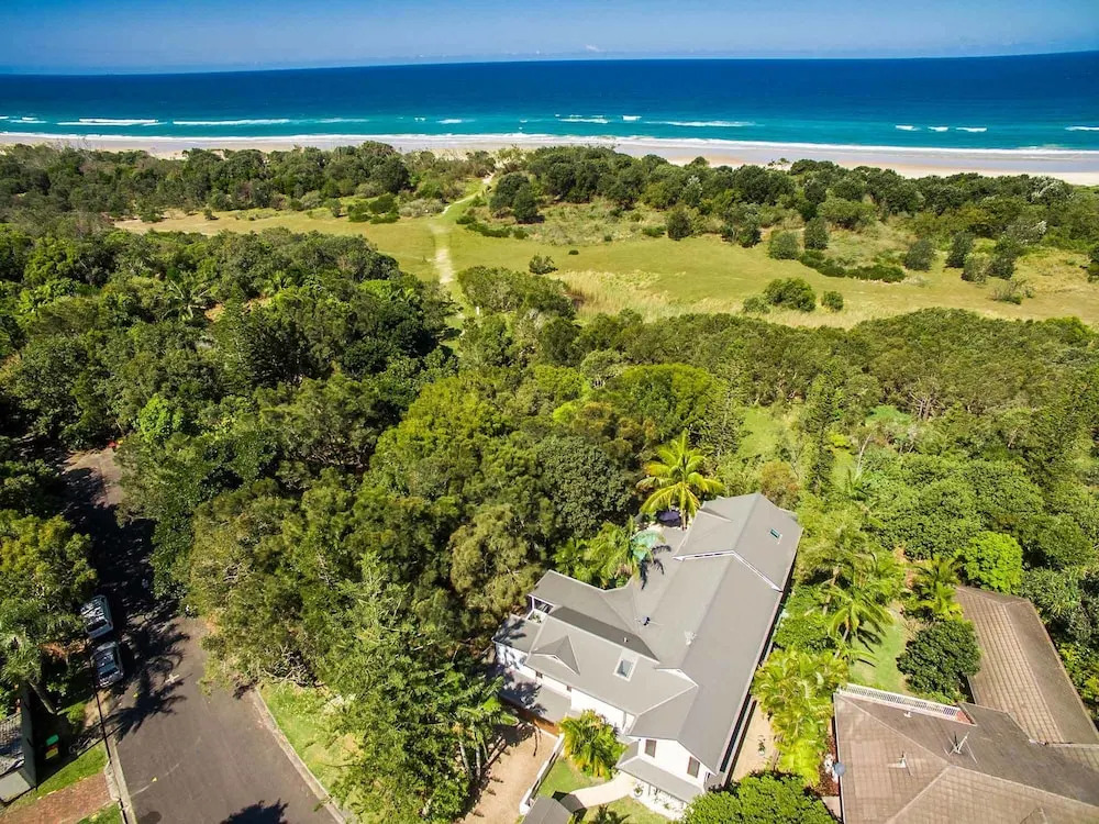 Baby Blue - 3 BR villa steps from Tallow Beach