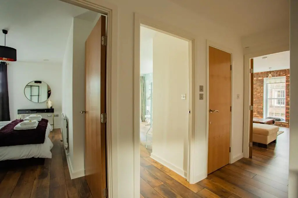 Chester railway station luxury apartment - sleeps 4 & FREE parking!