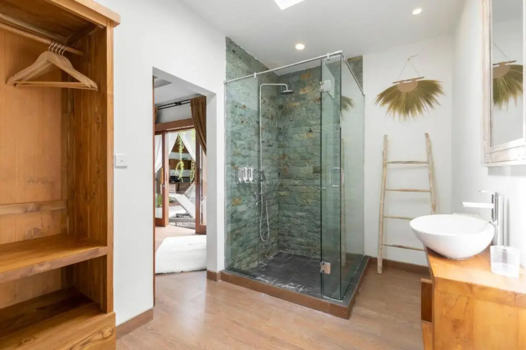 Elvano villa in heart of seminyak and near beach