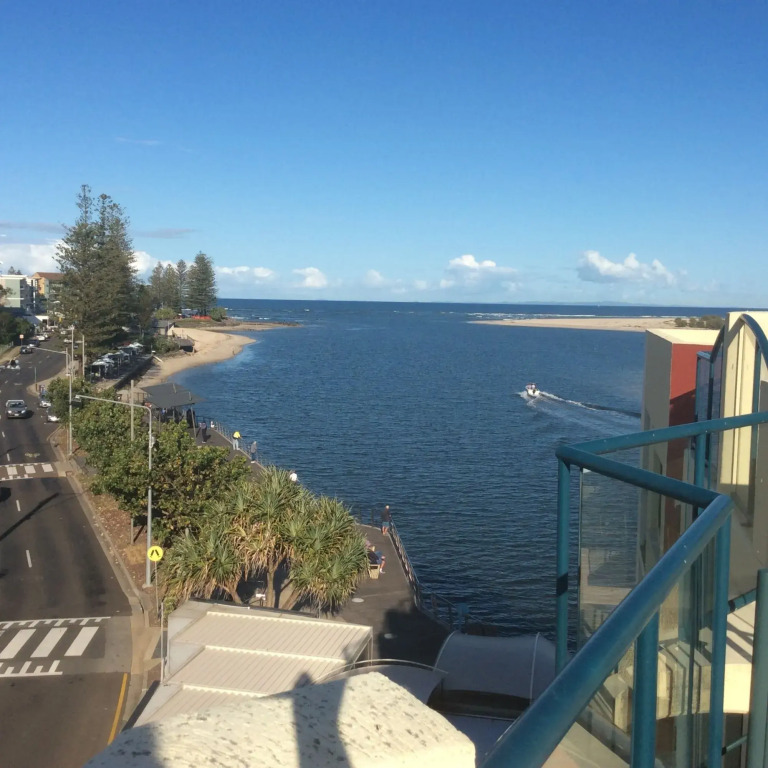 La Promenade Absolute Waterfront Apartments