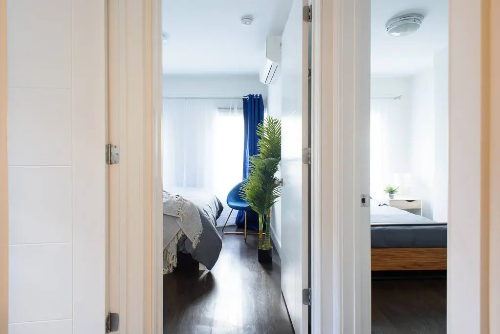 39-3 Newly Renovated 3 BR Prime Midtown Sleeps 6
