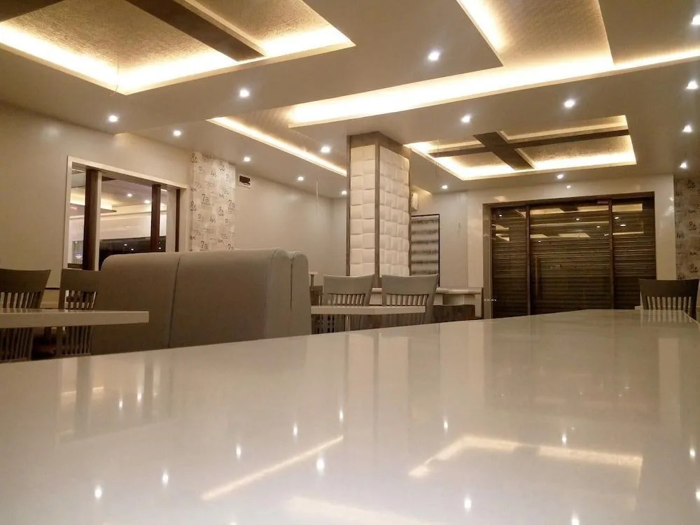 Hotel Pushpak Park