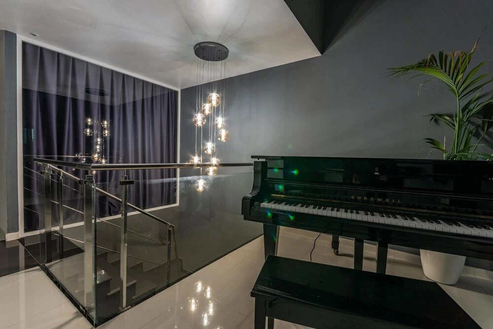 Luxurious Villa. Overflowing Pool 100 Meters From the Beach