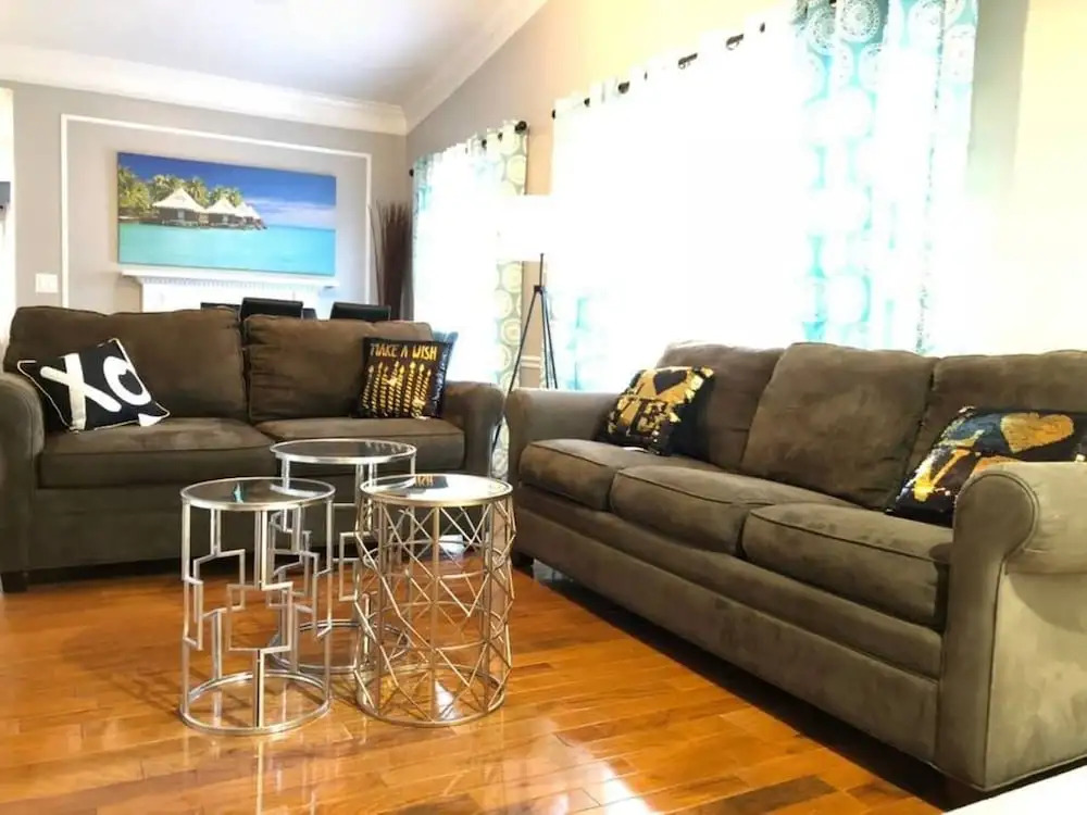 6149 Sandcrest · Next TO Universal. 8 Beds. Pool. Very Clean