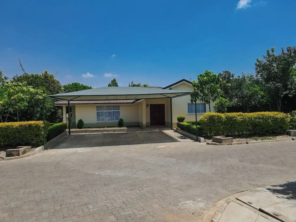 Spacious 4-bedroom with a pool