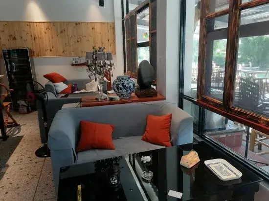 Yangshuo Banxian Bieyuan Homestay (Yulonghe Bamboo Rafting Yulongqiao Wharf Branch)