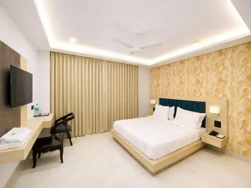 Hotel Holiday Grand Near Expo Mart