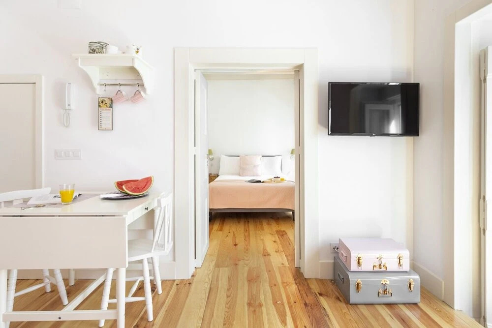 ALTIDO Chic 1BR Apt w/balcony close by Graça Viewpoint & tram stops
