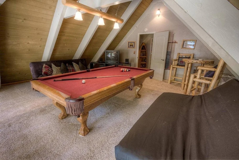 Rocky Top Retreat 4 Bedroom Home by RedAwning