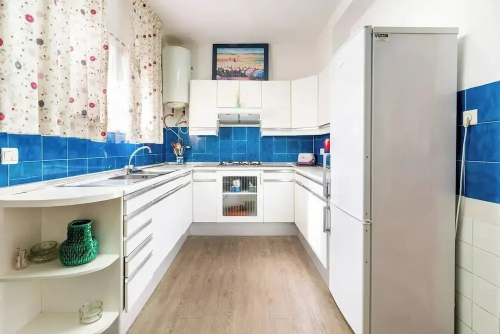 4 Bedroom 6 Guests Apartment 60m From Beach