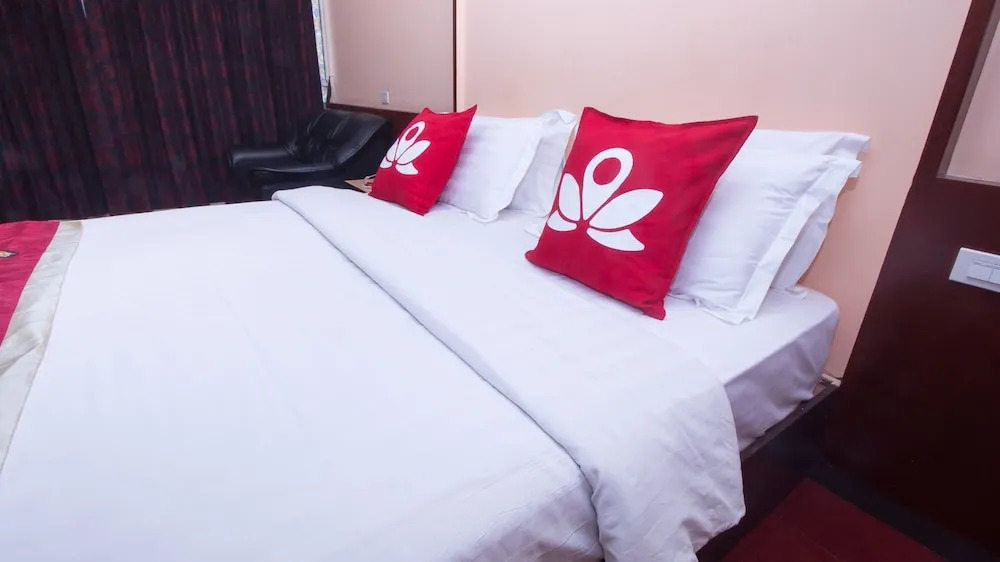 ZEN Rooms Surasak 1