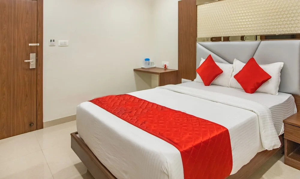 Hotel Hometown - Near BKC
