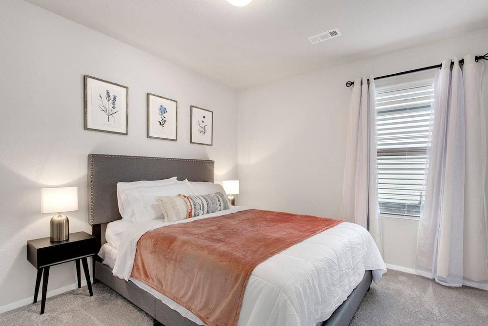 The Ivory - SLEEPS 10 - Perfect for Mid-Term Stays