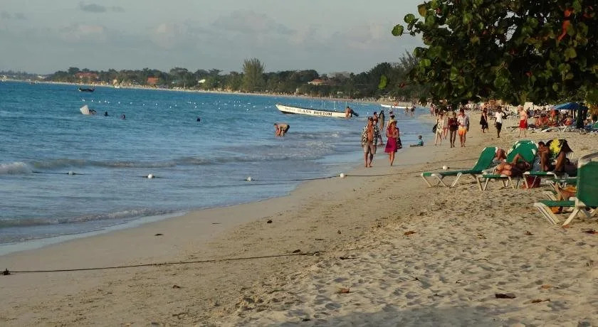 Bar-B-Barn Beach Hotel