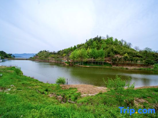 Xishe homestay by Mount Huangshan Lake