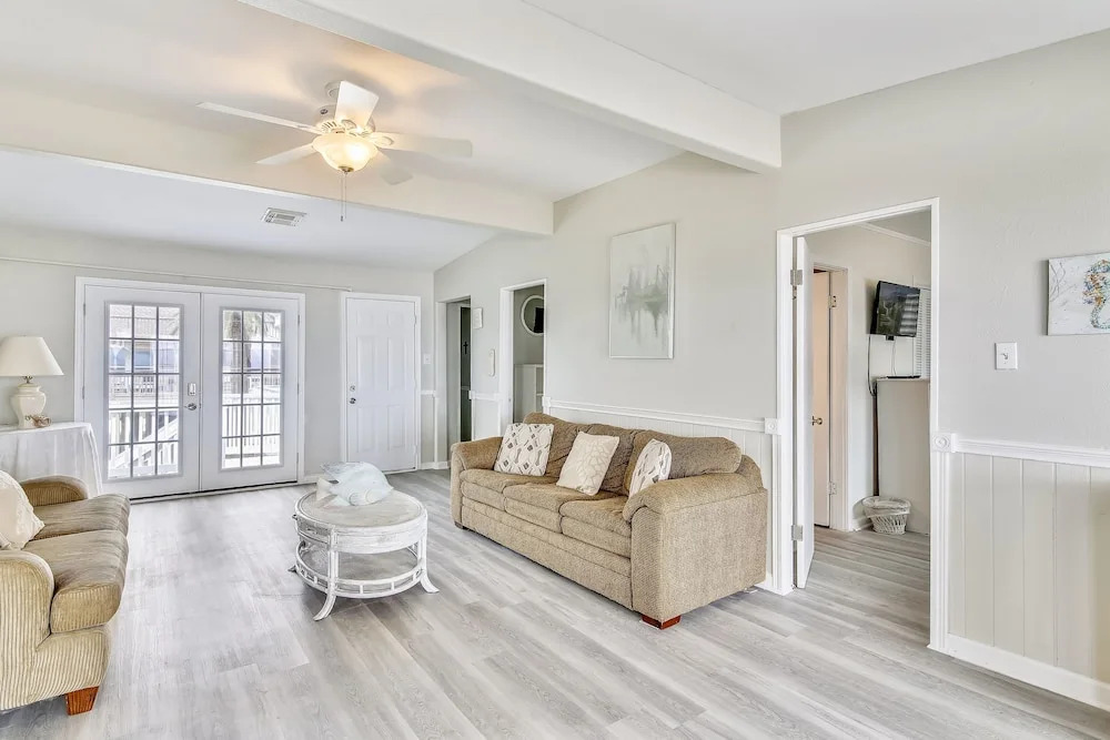 Betsy's Beachfront Cottage 3 Bedrooms 2 Bathrooms Home